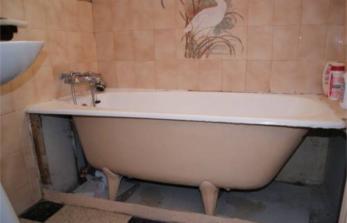 Ancienne baignoire murale avant dépose et évacuation  pour travaux SDE/buanderie à Penchard (77)