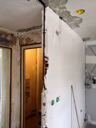 Distribution des réseaux électrique, de plomberie et travaux préparatoire de la salle de bain