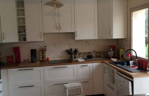 Rénovation d'une cuisine avec frangement entre le salon et la cuisine et accès par une passerelle, à Nantes (44)