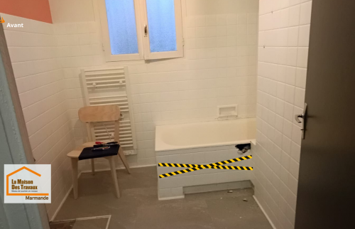 Ancienne salle de bain avec baignoire à remplacer à Seyches : un aménagement peu pratique avant transformation complète de l’espace.