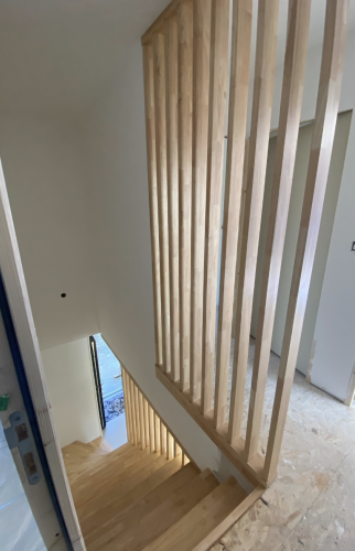 Escalier sur-mesure en bois et claustra