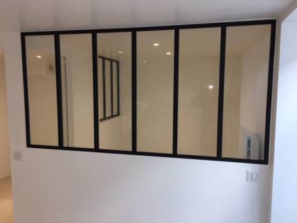 Verrières en aluminium noir dans un souplex de maison - Nantes 44