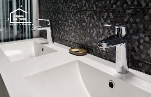 Douche vitrée et meuble double vasque dans une rénovation de salle de bain à Casteljaloux.