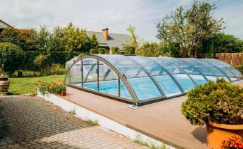 Piscine avec abri manche 