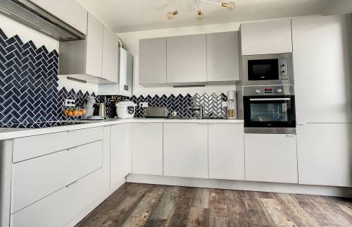 Cuisine rénovée ouverte sur le séjour