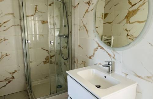 salle de bain appartement bleu