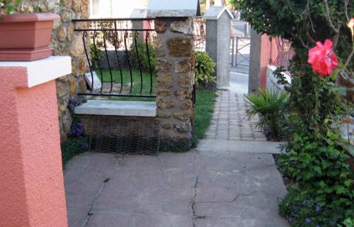 Extérieurs de la maison avant aménagement de la terrasse - Hauts de Seine