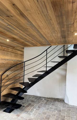 Escalier sur mesure réalisé par un artisan local à Rives