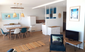 Grande pièce de vie avec cuisine ouverte