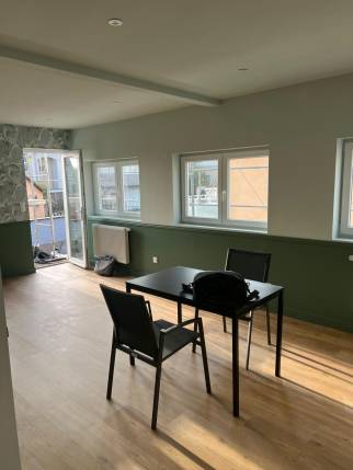 Intérieur de l'agrandissement de maison avec une table de salle à manger