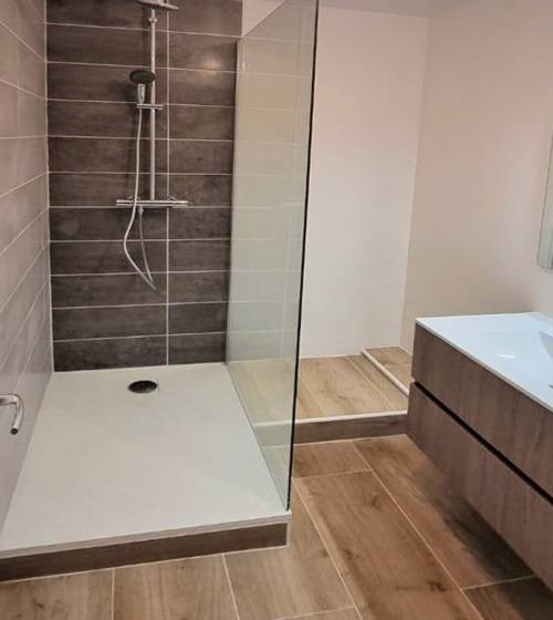 Salle de bain rénovée avec douche à l'italienne