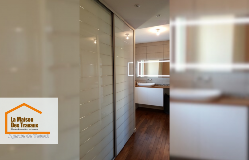 Optimisation de l’espace avec un dressing moderne et une salle de bain élégante. Réalisation par La Maison Des Travaux Vesoul.