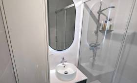 pose de fournitures de salle de bains