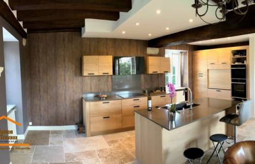 Cuisine amériacain en bois clair dans un chalet