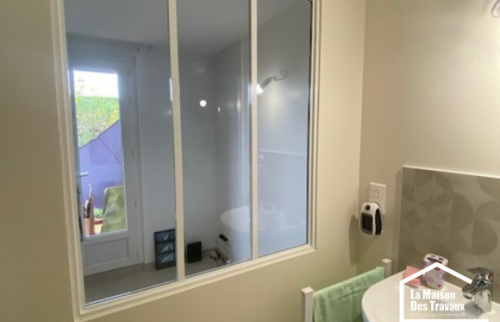 APRES - Création d'une verrière en aluminium dans une salle de bain