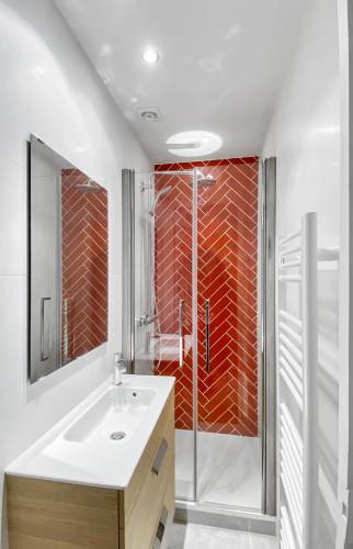 Vue d'ensemble de la nouvelle salle de bain moderne à Saint-Cloud.