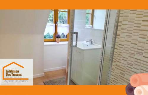 Salle d’eau rénovée à Héricourt avec carrelage élégant et aménagement optimisé par l’agence de Vesoul La Maison Des Travaux.