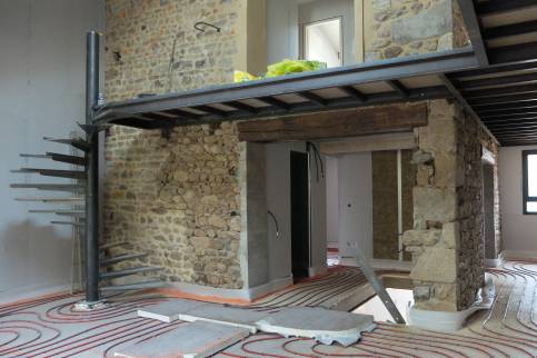 Réalisation d'un escalier métal avec coursive, en finition effet "rouillé", commune du Val de Saône