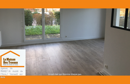 Sol stratifié clair et moderne apportant luminosité et élégance à la pièce.