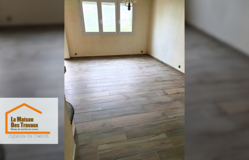 Un sol en carrelage effet bois a été posé, offrant chaleur et élégance à cette maison en cours de rénovation.