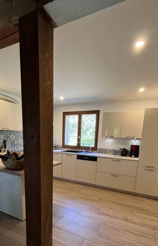 Belle cuisine blanche, lumineuse, moderne