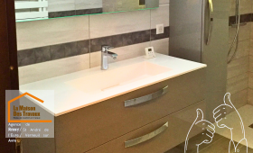 Rénovation de salle de bain près de Verneuil-sur-Avre – Modernisation avec meuble vasque design, robinetterie contemporaine et miroir LED.