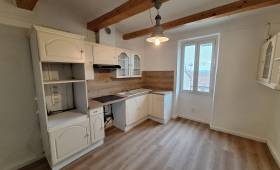 Cuisine blanche et bois La Maison Des Travaux Ales