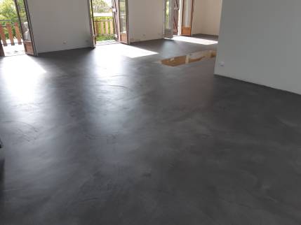 Travaux de rénovation de maison avec revêtement de sol en béton ciré - Saint-Jean-de-Niost 01800