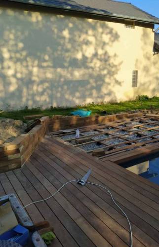 Travaux de terrasse bois en cours à La Côte-Saint-André : préparation de la structure pour un aménagement extérieur durable adapté à une maison en pisé