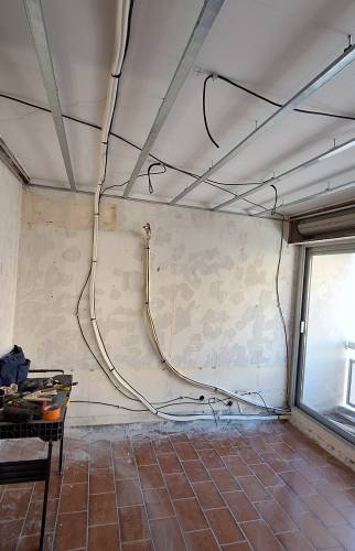 Cuisine avec rails pour faux plafond et gaines de climatisation à Alès