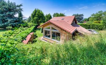 Extension qui s'intègre parfaitement dans cet écrin de verdure