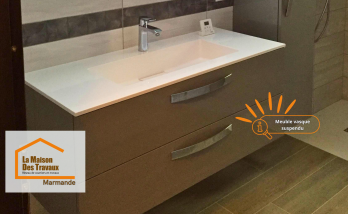 Un meuble vasque suspendu au design épuré, alliant praticité et modernité pour une salle de bain lumineuse et facile à entretenir à Marmande.