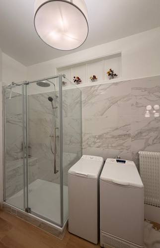 Nouvelle douche contemporaine à la place de la baignoire