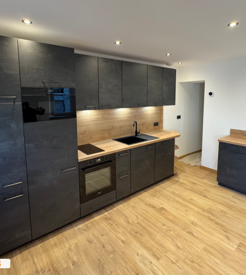 La Maison des Travaux Albertville Moûtiers, travaux cuisine Savoie, rénovation intérieur ancien, parquet stratifié cuisine, isolation intérieure murs, cuisine équipée rénovation