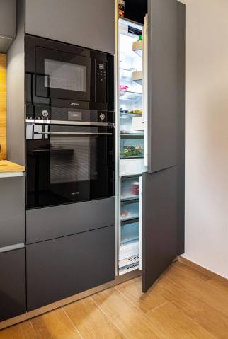 Projet de cuisine gris anthracite et Orange avec verrière, Lyon quai de Saone : zoom electroménager encastrable