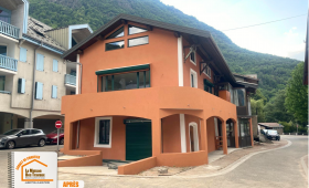 La Maison des Travaux Moûtiers, peinture façade ocre, menuiserie façade moderne, modénatures blanches fenêtres, rénovation maison ancienne Savoie