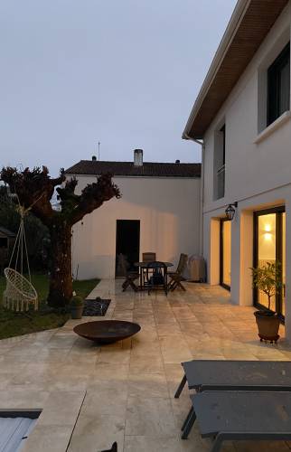 Extension pour accueillir un garage et une suite parentale au sein d'une maison bordelaise.