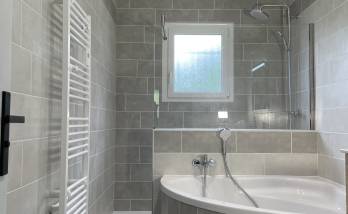 douche avec receveur extra plat et belle baignoire d'angle
