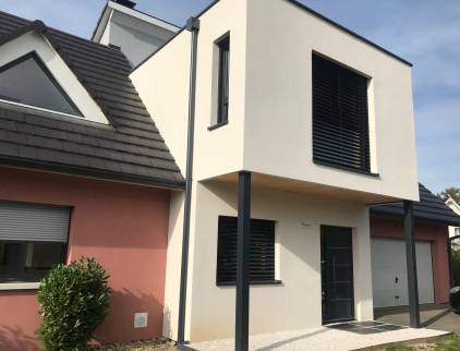 Extension sur deux niveaux à l'avant de la maison à Village Neuf