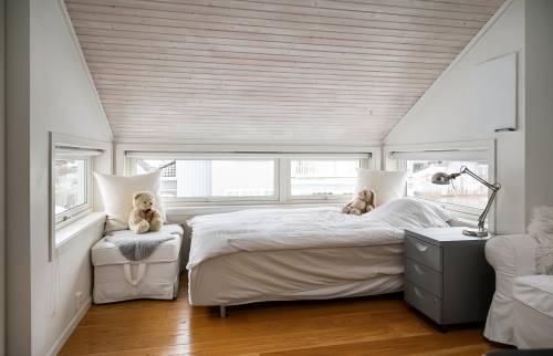 Chambre d'enfant sous combles - aménagement avec ouvertures sur mur pignon à Marines (95640)