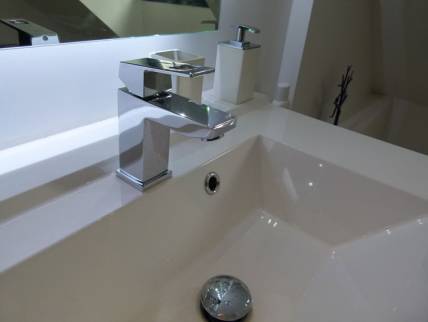 robinet moderne pour une salle de bain moderne