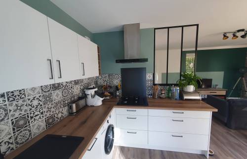 Vue d’ensemble de la cuisine à La Guerche-de-Bretagne