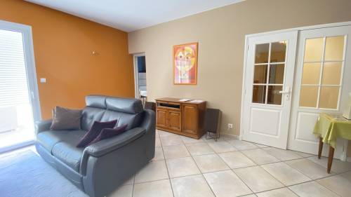 Mise en peinture d'un salon en beige et orange à Abrest 