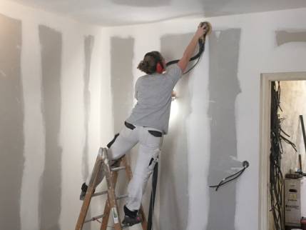 Travaux de préparation des bandes après placage des murs - Nantes 44