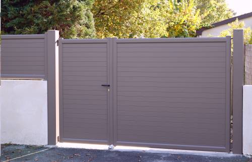 Portail aluminium autoportant avec accès piéton et murets en façade - Cassis - 13260 -