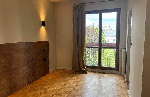 Chambre, applique murale et fenêtre sur balcon