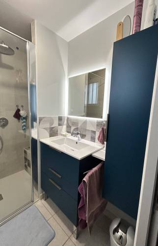 Salle d’eau moderne et lumineuse 