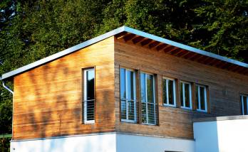 Extension avec monopente en maçonnerie et terrasse bois