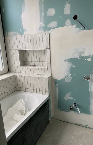 Création des niches et faience murale autour de la baignoire 