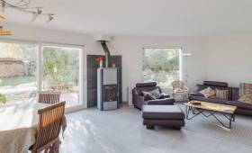 une cheminée moderne dans un salon